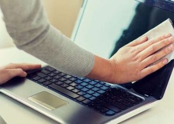 How to clean the computer screen easiest and safest way