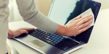 How to clean the computer screen easiest and safest way